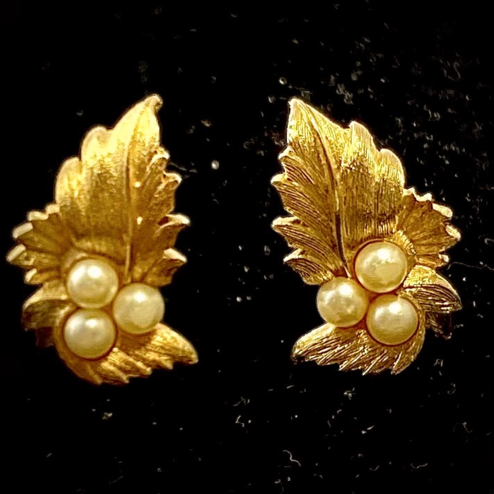 🌱 Vintage Sarah Coventry Clip Earrings Gold Pearl